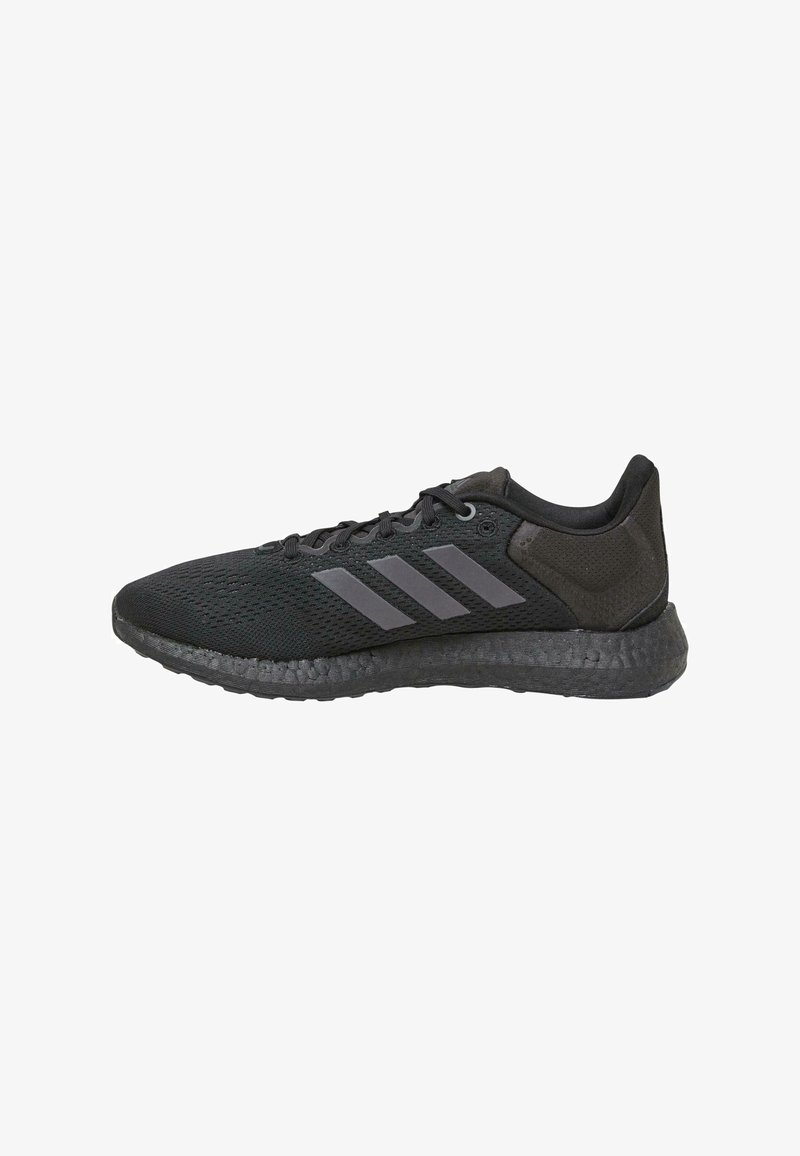 Mustad must sneakers, mille õhuvahega võrkkattega, millel on külgedel kolm halli triipu ja tekstureeritud must tald.