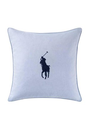Μπλε μαξιλάρι με κέντημα σκούρου ναυτικού μπλε λογότυπου παίκτη πόλο. Ομαλό ύφασμα με περιμετρική διακόσμηση, τετράγωνο σχήμα και απλό σχέδιο.