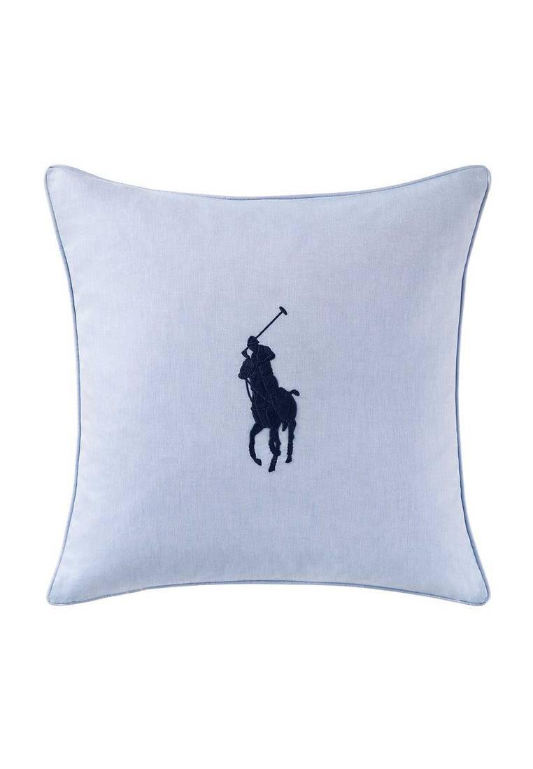 Μπλε μαξιλάρι με κέντημα σκούρου ναυτικού μπλε λογότυπου παίκτη πόλο. Ομαλό ύφασμα με περιμετρική διακόσμηση, τετράγωνο σχήμα και απλό σχέδιο.