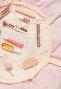The Flat Lay Co. THE FLAT LAY CO. DRAWSTRING MAKEUP BAG - Neceser - vanilla parachute