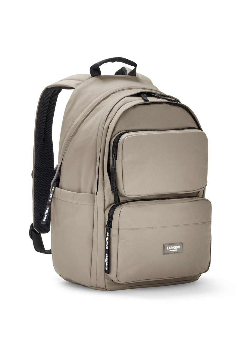 Beige Rucksack mit einer glatten Stoffoberfläche, mehreren Reißverschlusstaschen, gepolsterten Schultergurten und einem oberen Griff zum Tragen.