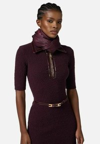 Robe bordeaux à manches courtes, tissu texturé, col zippé, et ceinture assortie avec boucle dorée. Comprend une écharpe sombre à motif.