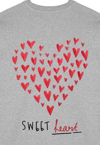 Tessuto grigio con un motivo a cuore composto da cuori rossi di varie dimensioni sopra al testo "SWEET heart" in corsivo nero.