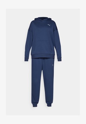 Námořnická modrá súprava zo soft materiálu, ktorá obsahuje mikinu s kapucňou a prednou vreckom a jogger nohavice so zúženými elastickými manžetami.