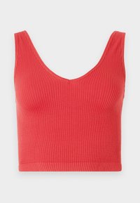 Top corto rosso a coste con scollatura a V profonda e spalle larghe. Il tessuto ha una texture sottile, con una silhouette aderente e orlo netto.