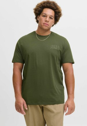 Oliven grøn bomuld t-shirt med korte ærmer og rund hals. Har et diskret logo-print på brystet. Glat tekstur, afslappet pasform.