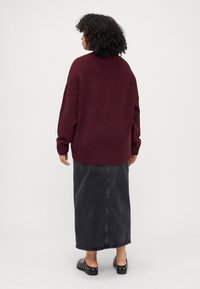 Vero Moda Curve VMCBOOM O NECK - Strikkegenser - winetasting melange