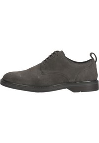 Zapato de vestir de ante gris con puntera redondeada, diseño de cordones y una superficie texturizada. Presenta una suela de goma negra y un pequeño tacón.