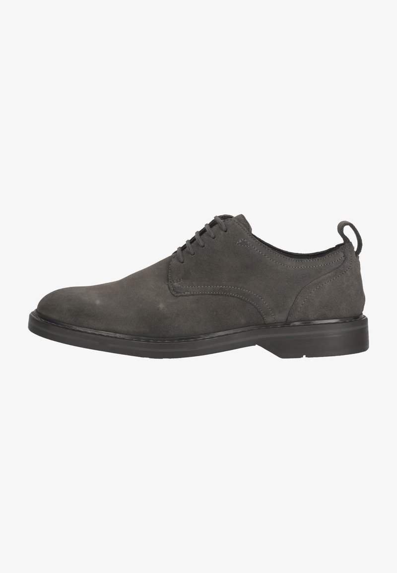 Chaussure de ville en daim gris avec un bout rond, un laçage traditionnel et une surface texturée. Elle possède une semelle en caoutchouc noir et un petit talon.