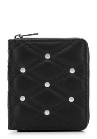 Zwarte leren portemonnee met gequilt design, zilveren studs en een textuuroverzicht. Voorzien van een ritsluiting en een compact vierkant formaat.