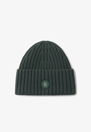 Ciemnozielona dzianinowa czapka z prążkowaną fakturą, z podwójnym mankietem i okrągłą naszywką z literą "B" na środku.