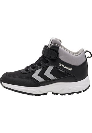 Schwarzer High-Top-Sneaker mit grauen Akzenten, ausgestattet mit einem Klettverschluss, strukturiertem Obermaterial und einer weißen Gummisohle mit Grip-Muster.