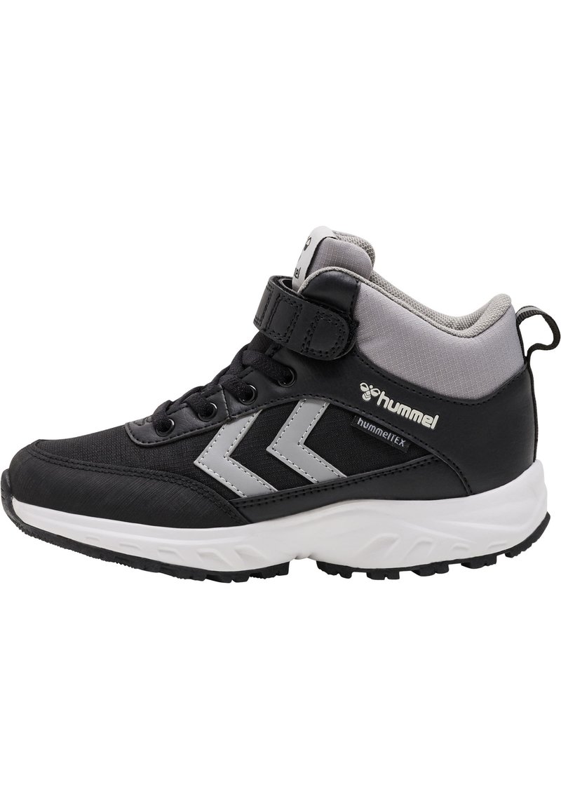 Baskets montantes noires avec accents gris, présentant une sangle velcro, une tige texturée et une semelle en caoutchouc blanche avec un motif de grip.