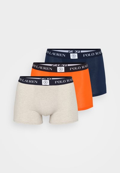 Trei perechi de boxeri: una gri deschis, una portocalie și una bleumarin. Toate au un tiv negru cu logo-ul "Polo Ralph Lauren". Material neted.