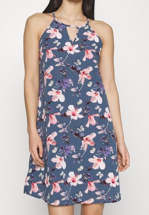 Ärmelloses Blumenkleid aus blauer Stoff mit rosa und weißen Blumen, Schmetterlingsakzenten, V-Ausschnitt und A-Linien-Form.