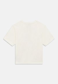 Απλό λευκό κοντομάνικο T-shirt με στρογγυλή λαιμόκοψη και ίσιο τελείωμα, απλωμένο επίπεδα και φωτογραφημένο από πίσω σε λευκό φόντο.