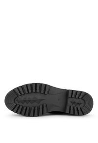 Suela de bota de goma negra con surcos profundos, patrones angulares y acentos en forma de diamante en relieve, diseñada para ofrecer tracción y durabilidad.