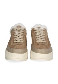 Sneaker in suede marrone con collare in pelliccia bianca, dettagli in pelle beige, suola in gomma avorio e lacci color beige chiaro. Vista frontale.