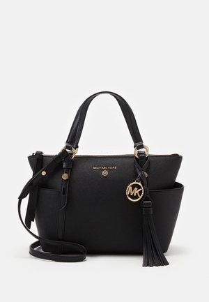 Czarna skórzana torebka Michael Kors z podwójnymi uchwytami, odpinanym paskiem na ramię, złotymi akcentami z logo oraz ozdobnym chwostem z przodu.