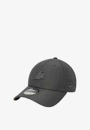 Cappellino da baseball grigio in tessuto con una texture liscia. Presenta un logo nero in rilievo sulla parte anteriore, visiera curva e cinturino regolabile.
