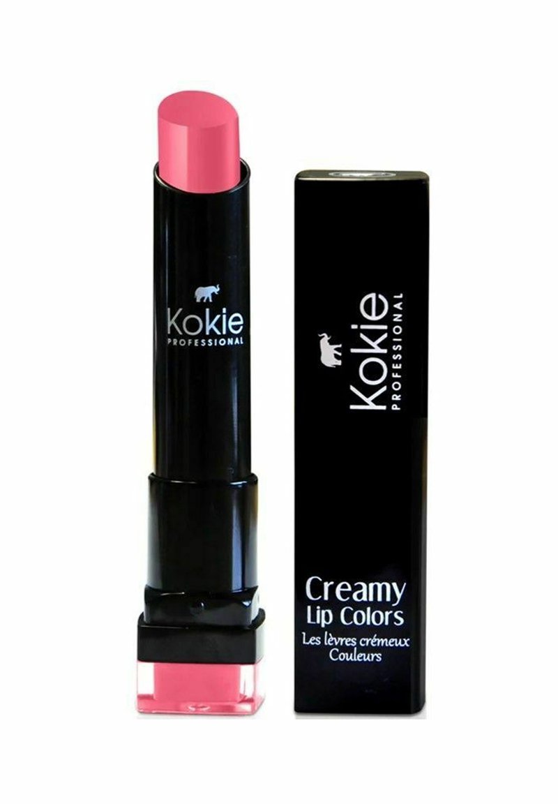 Kokie Professionel Creamy Lip Color i en sort cylindrisk tube, der har en flad-top pink læbestift. Inkluderer en matchende sort æske med hvid tekst.