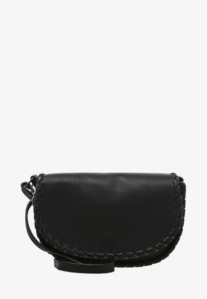 Sac à main en cuir noir avec un bord tressé, un rabat incurvé et une sangle ajustable. Texture lisse avec un design minimaliste.