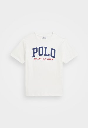 Biela bavlnená tričko s námornícky modrým nápisom "POLO" a červeným "RALPH LAUREN" pod ním. Krátke rukávy, okrúhly výstrih, klasický strih.