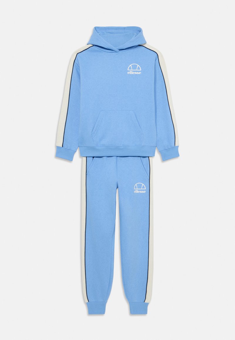 Sinine kapuutsiga jakki ja sweatpants komplekt, mis on valmistatud pehmest kangast. Omab eesmist taskut, logo ja kontrastset valget külge triipu.