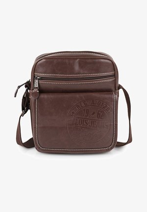 Bolso bandolera de imitación cuero marrón con un bolsillo frontal con cremallera, logotipo en relieve y costuras en blanco contrastantes. Incluye una correa ajustable.