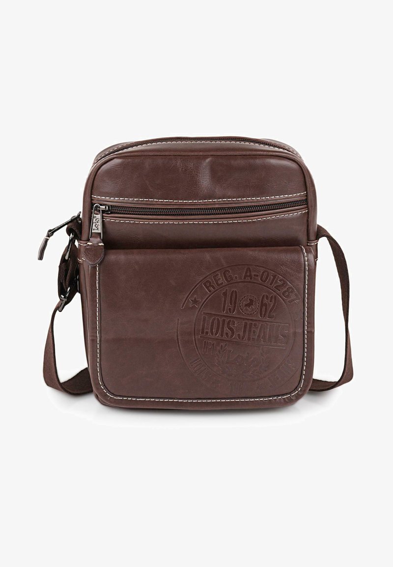 Bolso bandolera de imitación cuero marrón con un bolsillo frontal con cremallera, logotipo en relieve y costuras en blanco contrastantes. Incluye una correa ajustable.