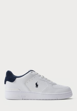 Sneakers bianchi con tomaia in pelle liscia e tallone in suede blu navy. Presentano dettagli perforati e un logo sul lato. Suola in gomma.