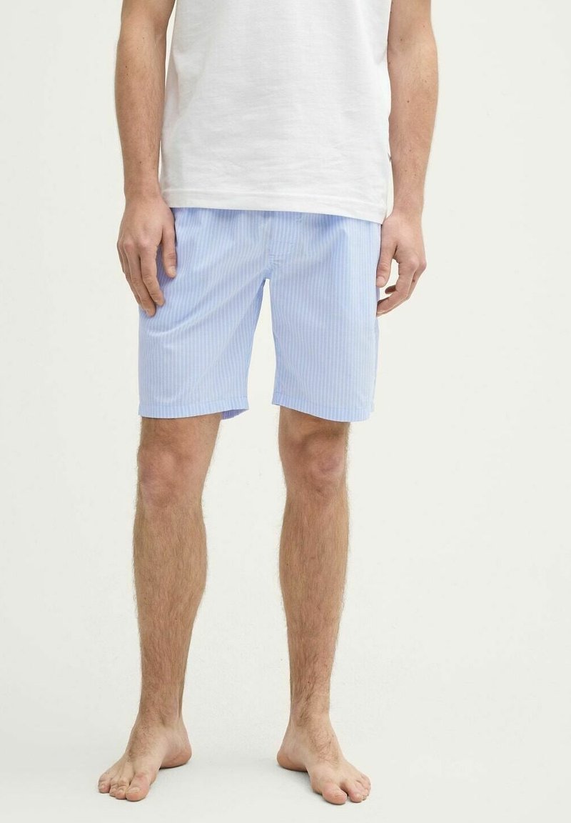 Lichtblauwe gestreepte shorts van ademend materiaal, met een elastische tailleband en een comfortabele pasvorm, gecombineerd met een eenvoudig wit T-shirt.