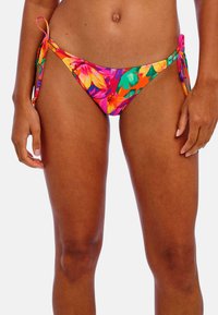 Bikini de corte bajo con un estampado floral en colores vibrantes como rosa, naranja y verde. Presenta tirantes laterales con lazo.