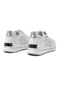 Sneaker bianche con tomaia testurizzata, dettagli argentati sul tallone e sulla linguetta, e un particolare riflettente sul tallone. Chiusura con lacci e suola in gomma.