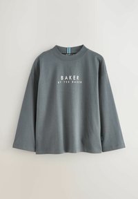 Pilka ilgomis rankovėmis sportinė maikutė, pagaminta iš medvilnės, su apvalia apykakle ir balta užrašu "BAKER BY TED BAKER" priekyje.