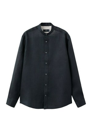 Schwarzes langärmeliges Hemd mit Knopfleiste und Stehkragen, das eine glatte Textur und eine lässige Passform aufweist.