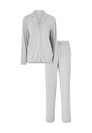 Conjunto de pijama gris hecho de una tela suave, que incluye una camisa de botones con un bolsillo y pantalones a juego con cinturilla elástica.