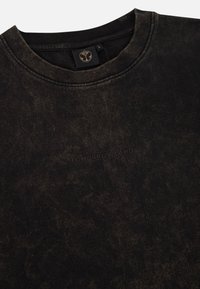 Zwarte katoenen sweatshirt met een vervaagde textuur, ronde halslijn en subtiele "TOMORROWLAND" logo op de voorkant. Maatlabel zichtbaar binnenin de kraag.