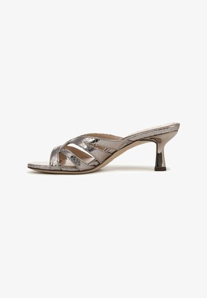Open-toe sandaal met hak, uitgevoerd in metallic zilverkleurig kunstleer met gekruiste bandjes, een gevoerde binnenzool en een blokhak met spiegelafwerking.