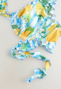Blauwe en gele bloemen bikini-top met lemon- en bladrandpatronen, met kantelende randen en verstelbare touwtjes. Gladde, rekbare stof.
