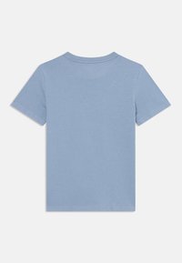 Lys blå bomulds t-shirt, korte ærmer, rund hals, blød tekstur, ensfarvet design, minimal syning synlig langs halsudskæringen og kanten.