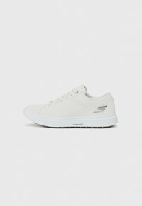 Baskets blanches de sport avec un dessus en synthétique lisse, un bout rond, des lacets plats et une semelle rembourrée arborant la marque "ARCHFIT".