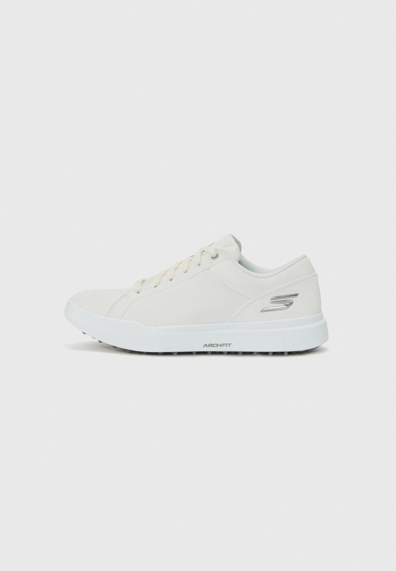 Baskets blanches de sport avec un dessus en synthétique lisse, un bout rond, des lacets plats et une semelle rembourrée arborant la marque "ARCHFIT".