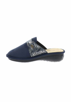 Zapatilla azul marino tipo slip-on con detalle de tela estampada y suela acolchada diseñada para la comodidad en interiores y fácil uso.