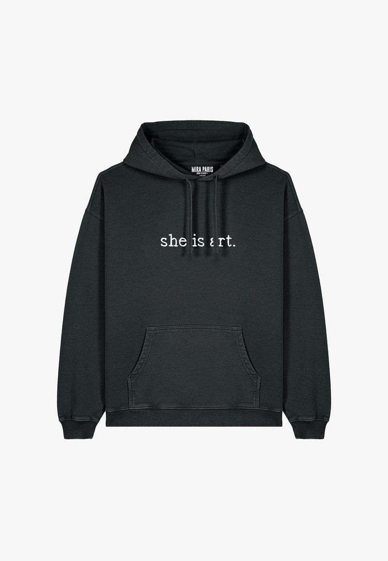 Melna kapuce ar priekšējo kabatu, aukliņas kapuce un balts teksts "viņa ir māksla" uz krūšu daļas. Izgatavota no mīksta, teksturēta auduma. Vienkāršs dizains.