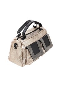 Metalen gouden handtas met zwarte leren accenten, dubbele handvatten en twee voorzakken versierd met rhinestones. Textuur oppervlak.