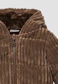 Bruine hoodie jack gemaakt van zacht textuurmateriaal, met verticale ribbelpatronen en een ritssluiting aan de voorkant.
