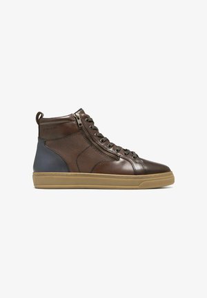 Hoge sneakers van donkerbruin leer met een gestructureerd paneel, een zijrits en een rubberen gumzool.