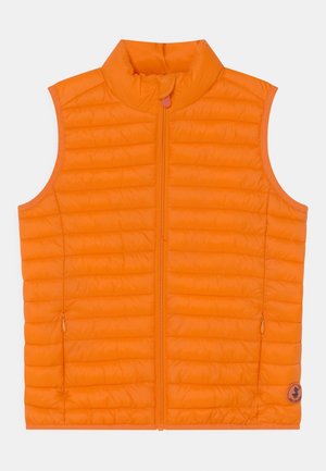 Orange dunvest med høj krave, lynlås foran og to sidelommer. Har quiltet struktur og et rundt logo nederst til højre.