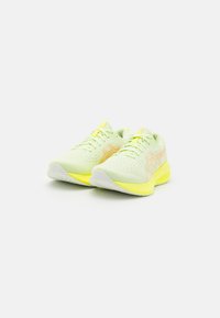 ASICS GEL-EXCITE 10 - Tekaški copati za cesto - cool matcha/bright sunstone